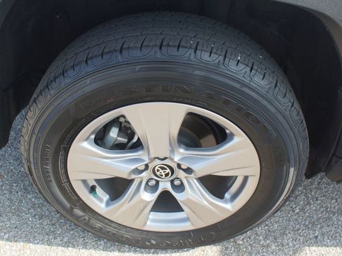 Used 2025 Toyota RAV4 XLE AWD/4WD image 25