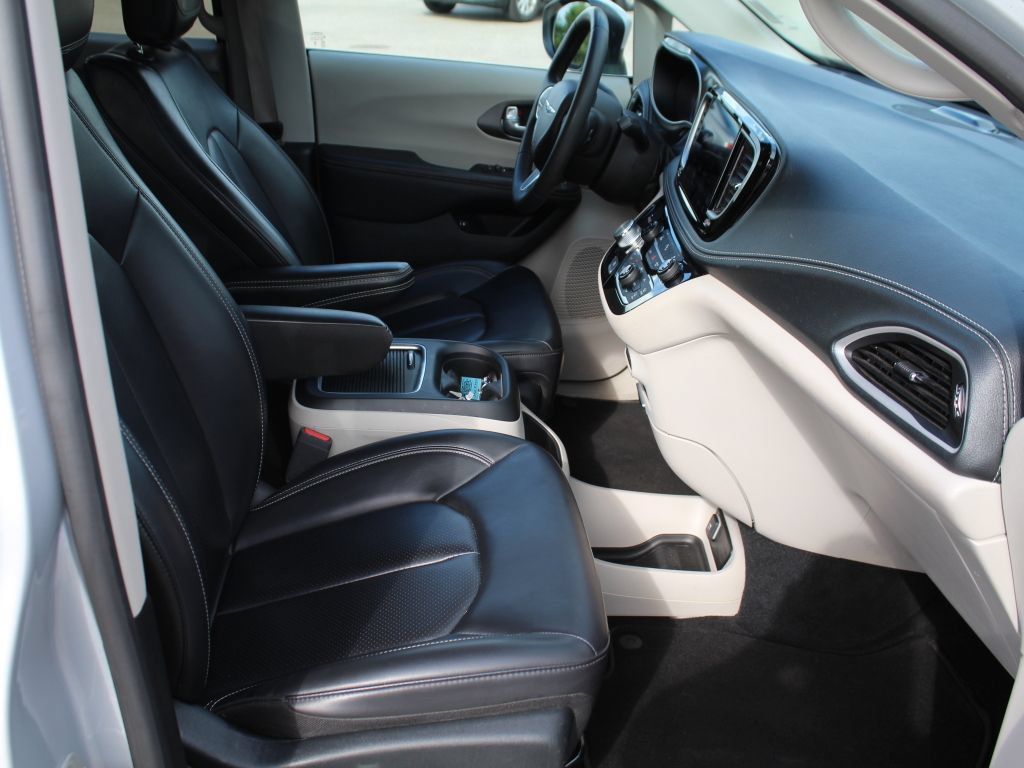 Used 2023 Chrysler Pacifica Touring-L FWD image 16