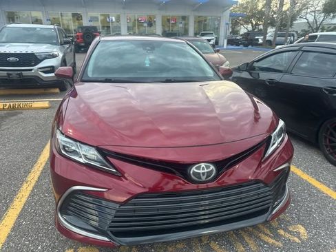 Used 2021 Toyota Camry LE image 3