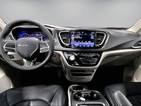 Used 2024 Chrysler Pacifica Touring-L FWD image 8