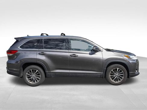 Used 2019 Toyota Highlander XLE AWD/4WD image 3