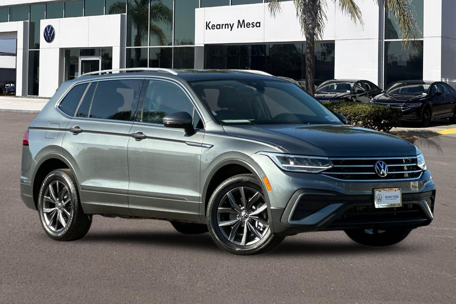 Used 2023 Volkswagen Tiguan SE FWD image 2