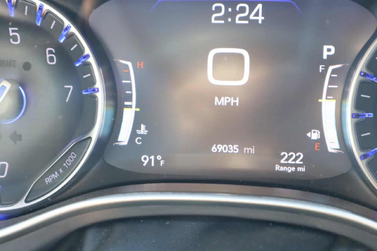 Used 2024 Chrysler Pacifica Touring-L FWD image 11
