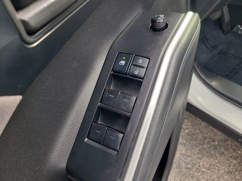 Used 2022 Toyota Highlander LE FWD image 17