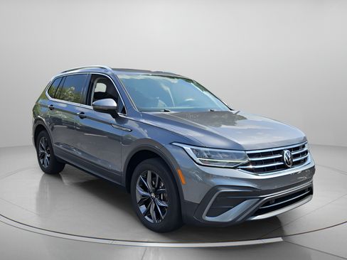 Used 2023 Volkswagen Tiguan SE w/ Panoramic Sunroof Package FWD image 7