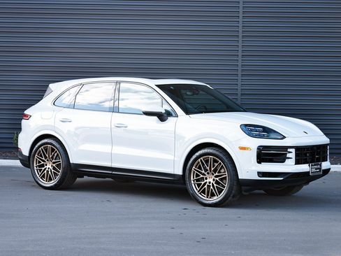 Certified 2025 Porsche Cayenne w/ Premium Package Plus image 9