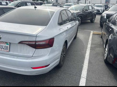 Used 2019 Volkswagen Jetta SE image 2