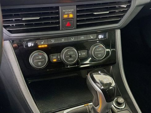 Used 2022 Volkswagen Jetta SE w/ Panoramic Sunroof Package image 19