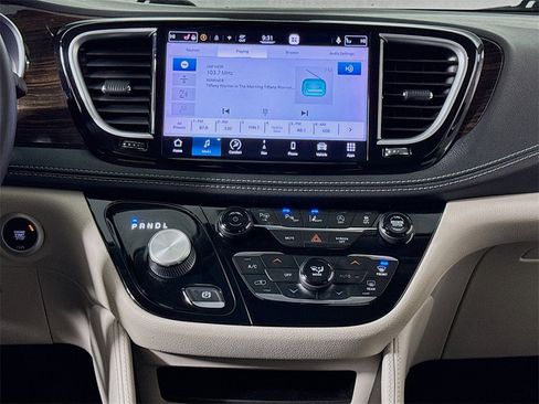 Used 2022 Chrysler Pacifica Limited image 13