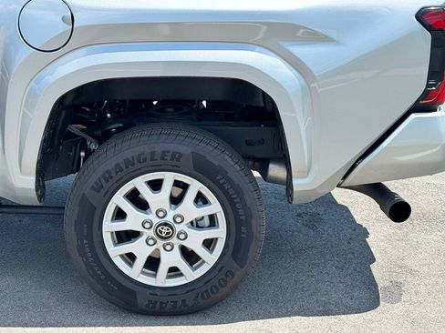Used 2025 Toyota Tacoma SR5 AWD/4WD image 33