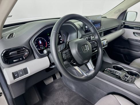 Certified 2025 Honda Pilot Touring image 8