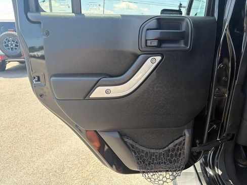 Used 2017 Jeep Wrangler Unlimited Sahara AWD/4WD image 16