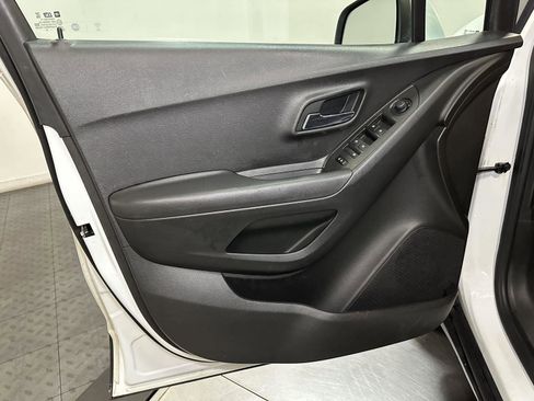 Used 2019 Chevrolet Trax LT w/ LT Convenience Package image 20