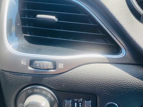 Used 2019 Jeep Cherokee Limited AWD/4WD image 11