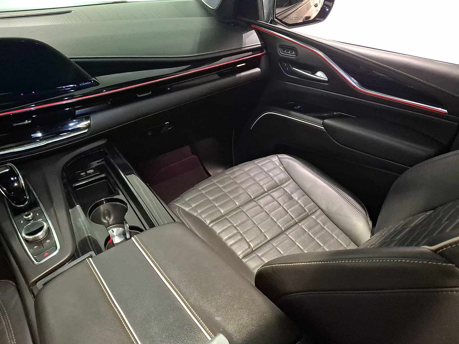 Certified 2023 Cadillac Escalade ESV V AWD/4WD image 18