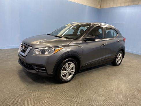 Used 2018 Nissan Kicks S image 3
