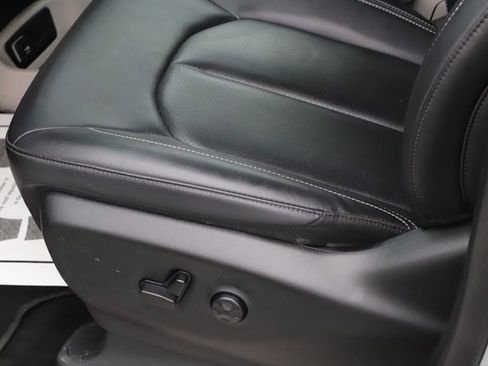 Used 2024 Chrysler Pacifica Touring-L image 16