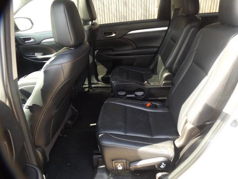 Used 2018 Toyota Highlander XLE image 15
