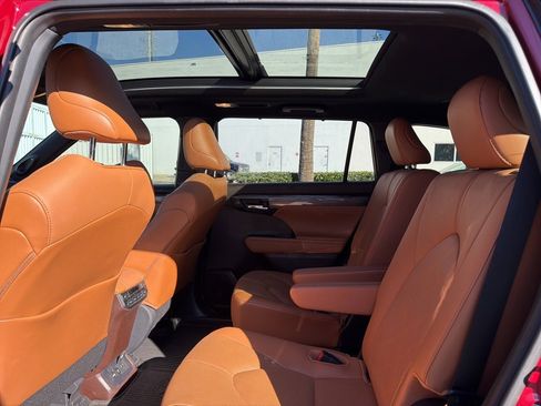 Used 2021 Toyota Highlander Platinum image 10