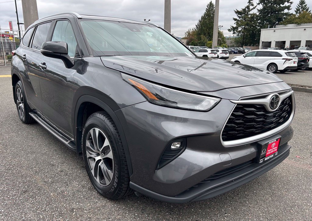 Used 2023 Toyota Highlander XLE AWD/4WD image 3