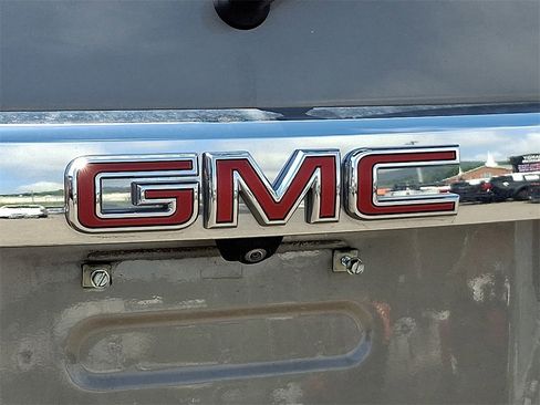 Used 2023 GMC Acadia SLT image 29