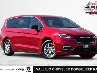 Used 2025 Chrysler Pacifica Select