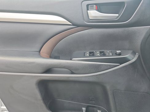 Used 2018 Toyota Highlander XLE image 25