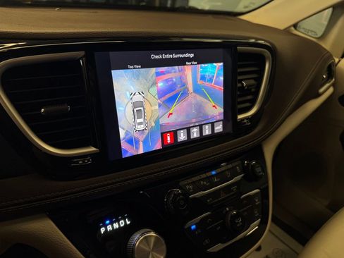 Used 2021 Chrysler Pacifica Touring-L w/ Uconnect Theater Family Group AWD/4WD image 14