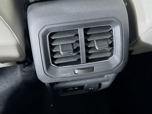 Used 2018 Volkswagen Tiguan SE image 25