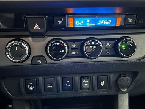 Used 2016 Toyota Tacoma TRD Off-Road AWD/4WD image 14