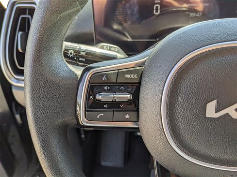 Certified 2025 Kia Sorento LX image 31