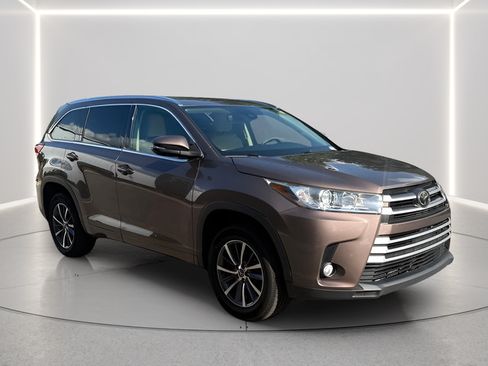 Used 2017 Toyota Highlander XLE FWD image 6