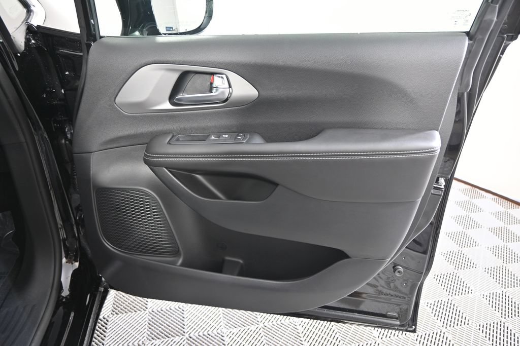 New 2027 Chrysler Pacifica Select AWD/4WD image 12