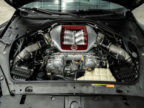 Used 2013 Nissan GT-R Premium image 12