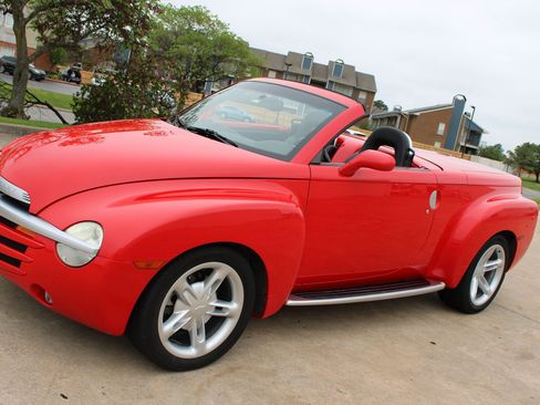 Used 2004 Chevrolet SSR w/ Preferred Equipment Group RWD image 32