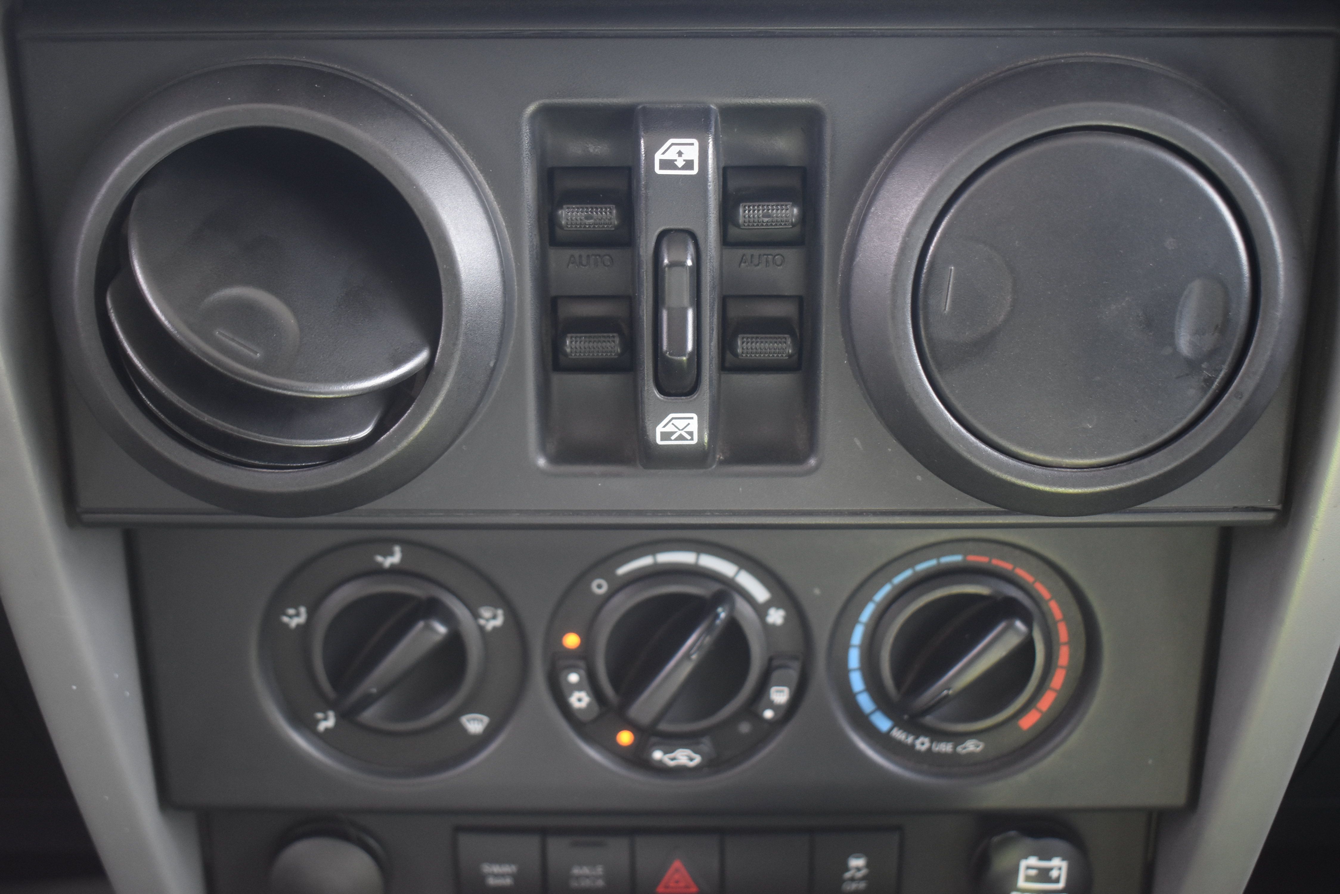 Used 2010 Jeep Wrangler Unlimited Rubicon AWD/4WD image 26