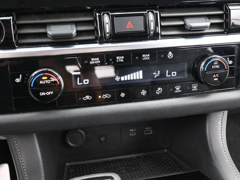 Used 2025 Nissan Pathfinder SL FWD image 12