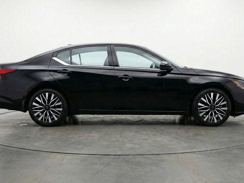 Used 2025 Nissan Altima 2.5 SV image 11