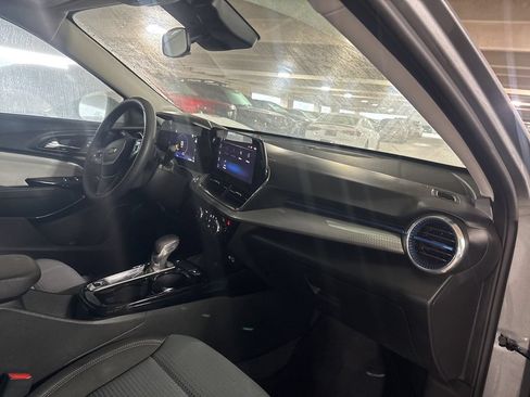 Used 2025 Chevrolet Trax LT FWD image 15