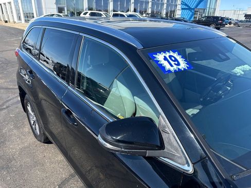 Used 2019 Toyota Highlander XLE image 14