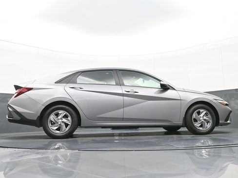 Certified 2025 Hyundai Elantra SE image 41