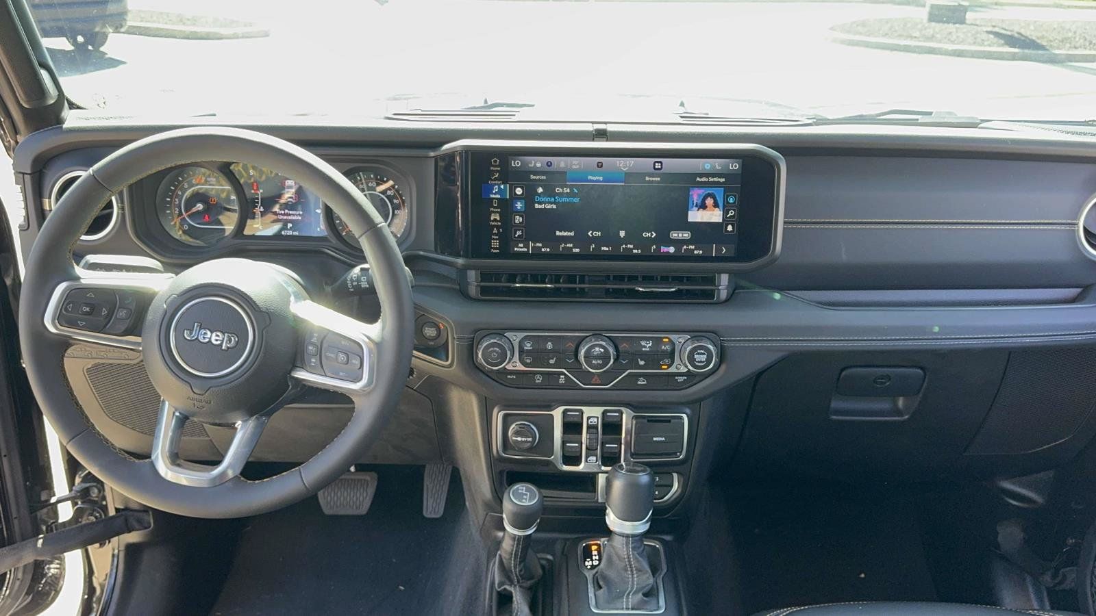 Used 2024 Jeep Wrangler Unlimited Sahara w/ Technology Group AWD/4WD image 23