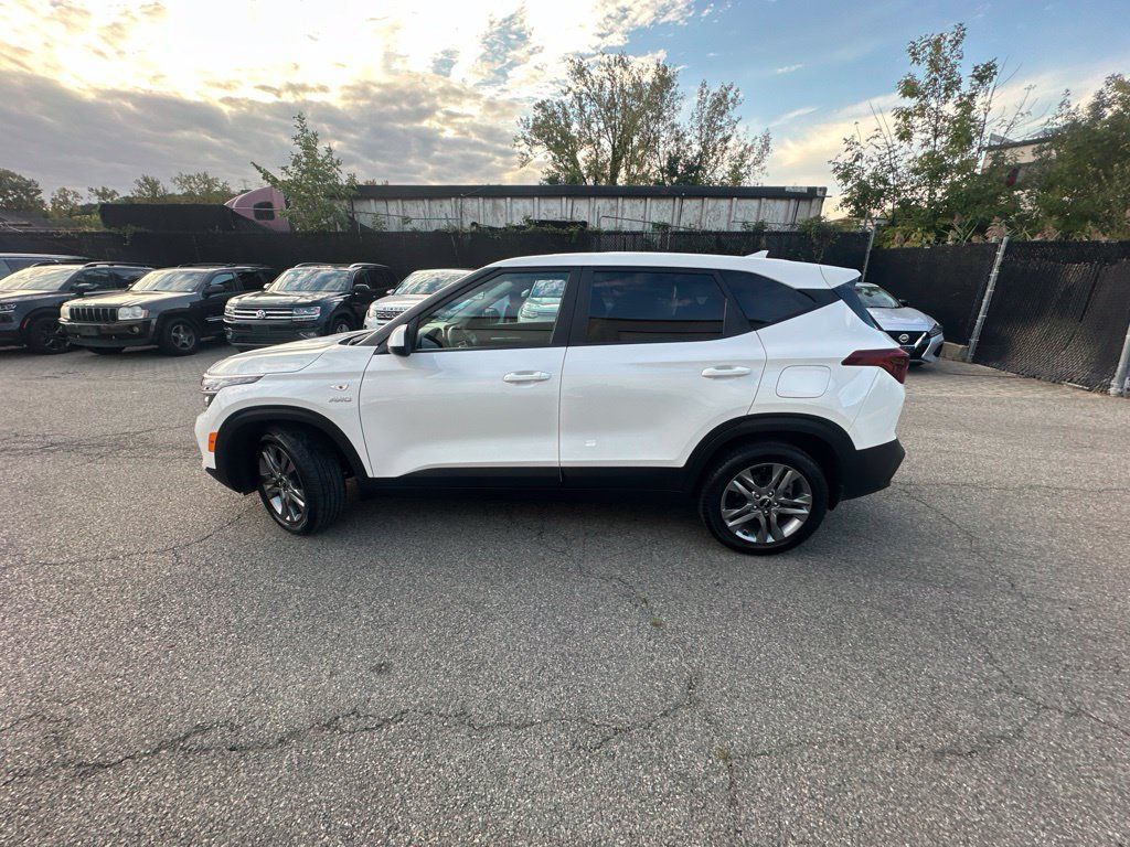 Used 2023 Kia Seltos LX AWD/4WD image 3