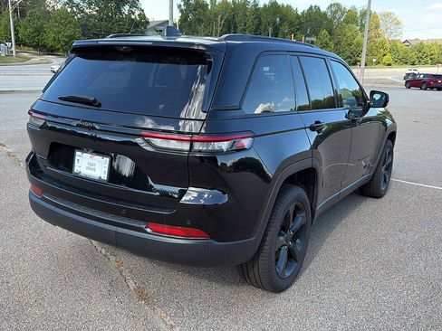 Used 2025 Jeep Grand Cherokee Limited w/ Luxury Tech Group II AWD/4WD image 3