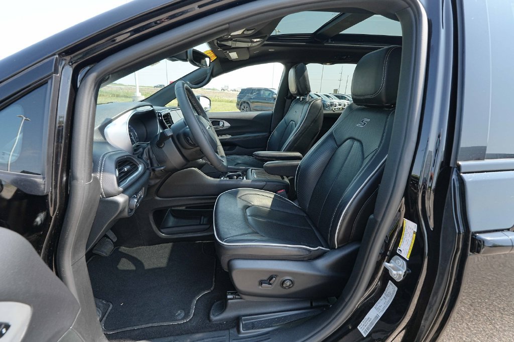 Used 2025 Chrysler Pacifica Limited FWD image 18