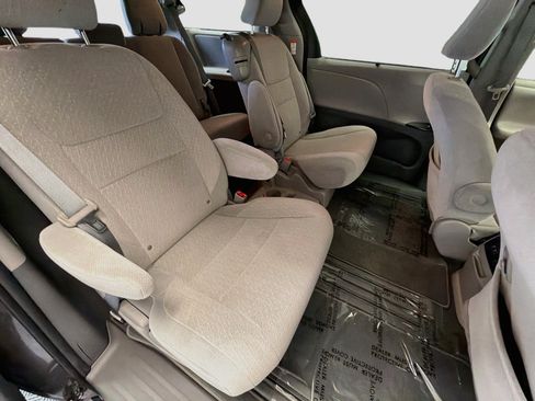 Used 2020 Toyota Sienna LE w/ Carpet Mat Package FWD image 15