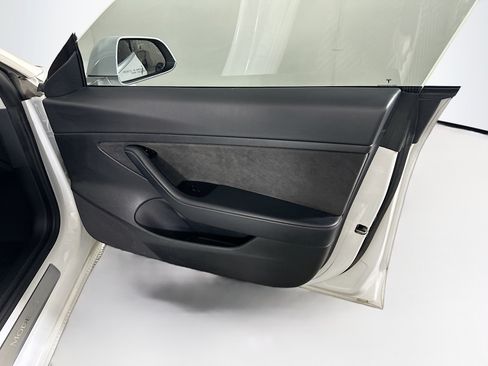 Used 2020 Tesla Model 3 Standard Range RWD image 31