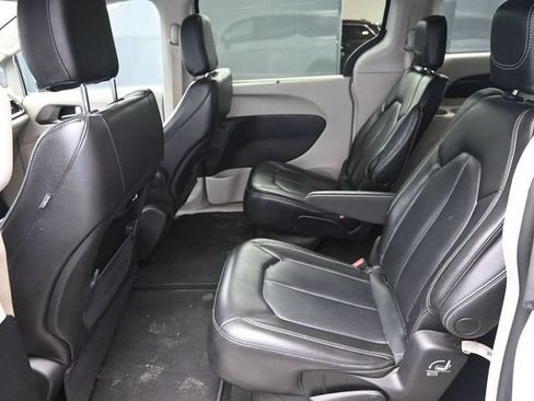 Used 2023 Chrysler Pacifica Touring-L FWD image 28