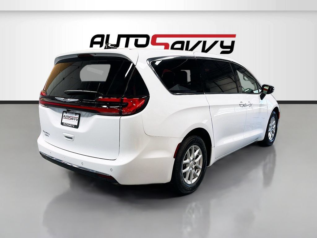 Used 2026 Chrysler Pacifica Select FWD image 7