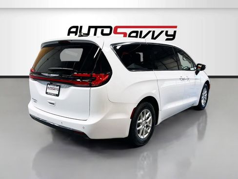 Used 2026 Chrysler Pacifica Select FWD image 7